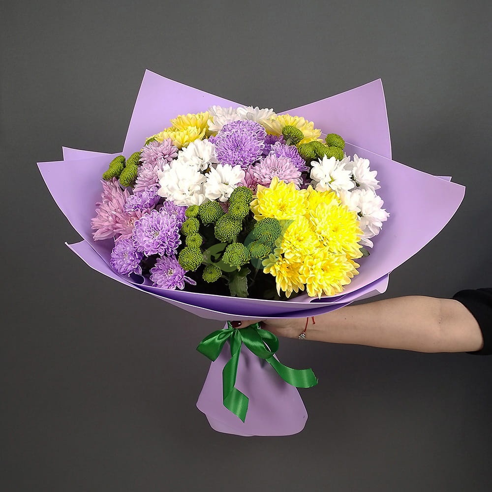 Букет 13 разноцветных кустовых хризантем Пестрый