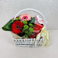 Корзина с цветами и сладостями Страсть